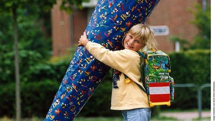 Kind hält großes Geschenkpaket