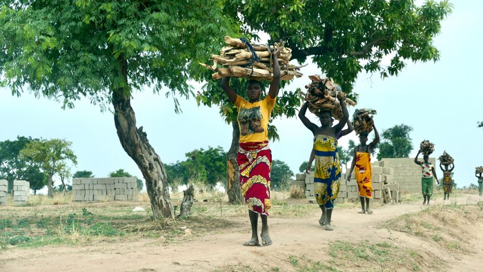 Nigeria, Frauen tragen Lasten