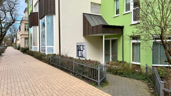 Bunte Wohnhäuser mit Balkonen und gepflastertem Weg