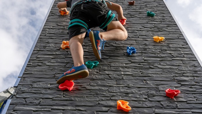 Aufstieg an Kletterwand