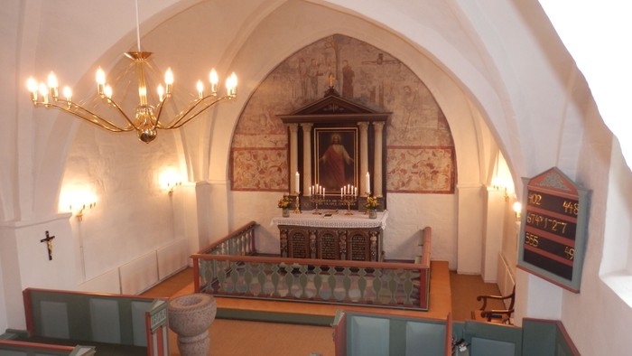Kapel med alter, bænke og lysstake