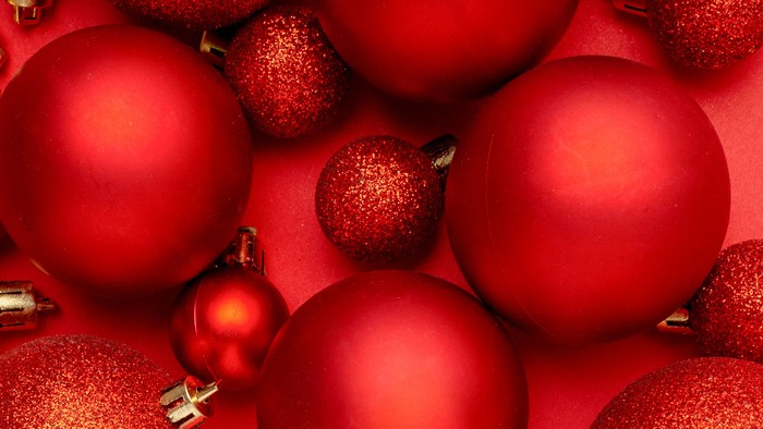 Røde juldekorationer på rosa baggrund