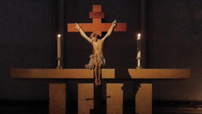 Kirchenaltar mit Kruzifix und Kerzen
