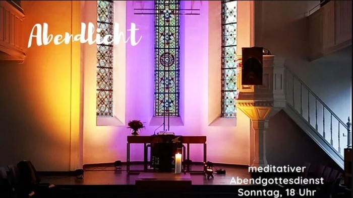 Meditationseinrichtung mit farbigem Glasfenster und Schreibtisch