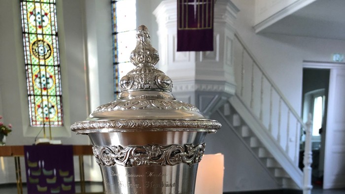 Silberner Leuchter auf Holztisch in Kirche