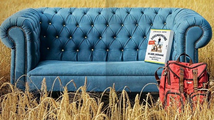 Blaue Couch im Feld