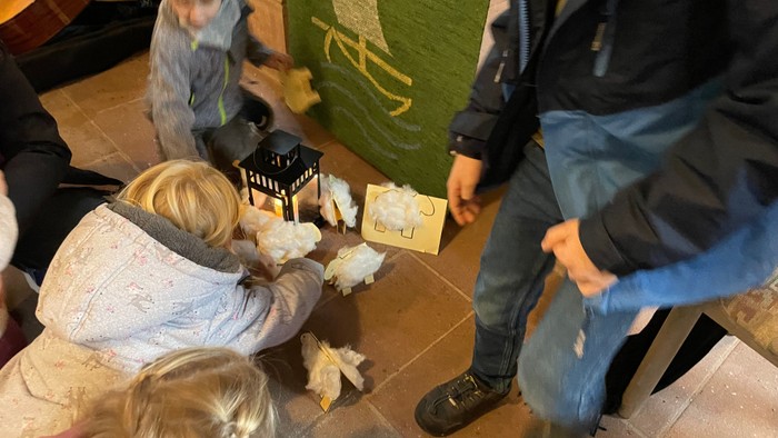 Kinder, die auf dem Boden mit Spielzeug spielen.