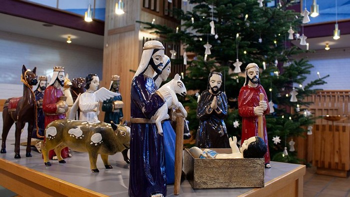 En juleoppsætning med figurer og en juletree