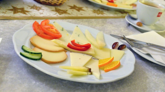 Ein Teller mit Gemüse und Käse auf einem Tisch