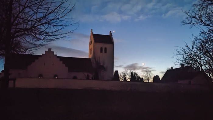 En kirke i skumbrødrekloster ved aften.