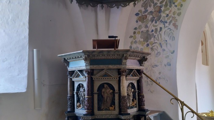 Alter og prædikestol i kirke