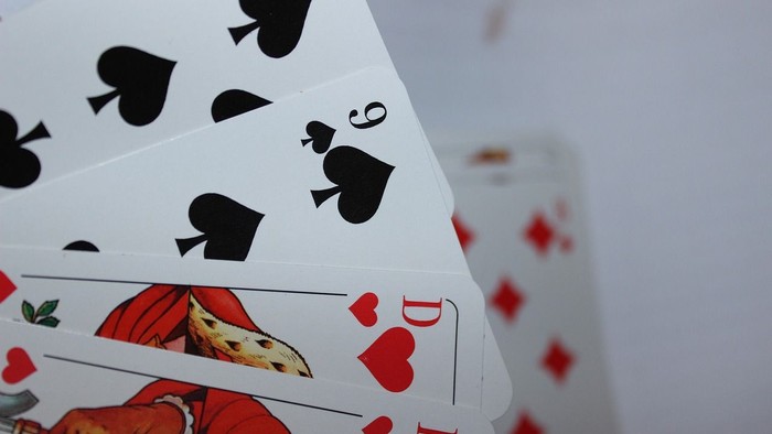Ein Stapel Spielkarten mit Herz- und Pik-Bildchen, teilweise verdeckt