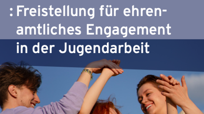 Drei Jugendliche feiern gemeinsam und freuen sich.