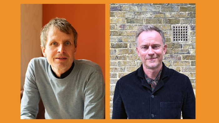 To billeder af to mænd, et rød og et murvægts baggrund