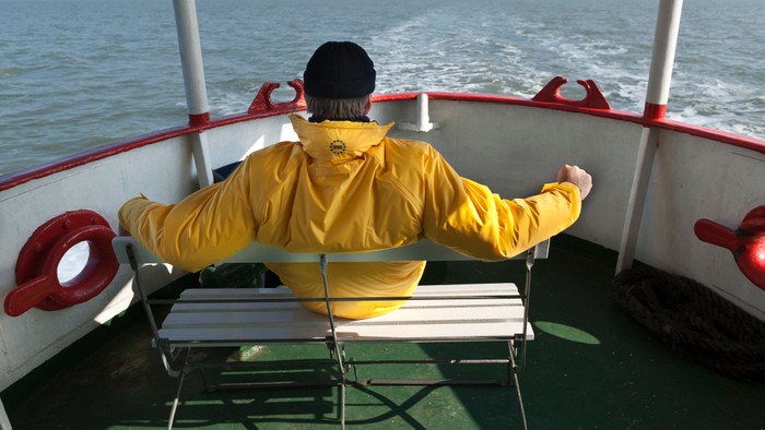 Mann auf einem fahrenden Boot mit Blick auf die Nordsee
