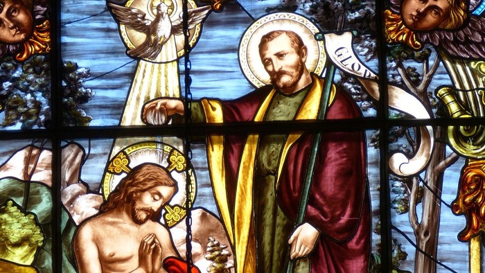 Das Glasfenster zeigt eine religiöse Szene mit Jesus und einem anderen Mann.