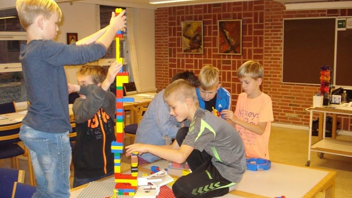 Børn spiller med lego i klassesalen