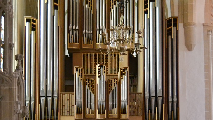 Große Kirchenorgel unter einem hohen Gewölbe