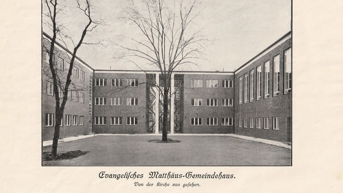 Druck mit Ansicht des Matthäus-Gemeindehauses von 1930, dem Entstehungsjahr.