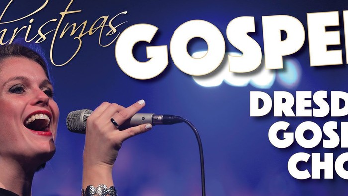 Eine Frau singt in ein Mikrofon bei einem Weihnachtsgospel-Konzert des Dresden Gospel Choirs