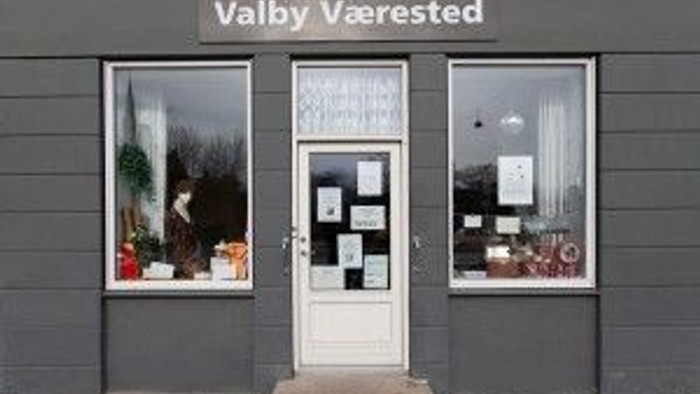 Valby Værested: En butik med udstillinger af diverse genstande i vinduerne.