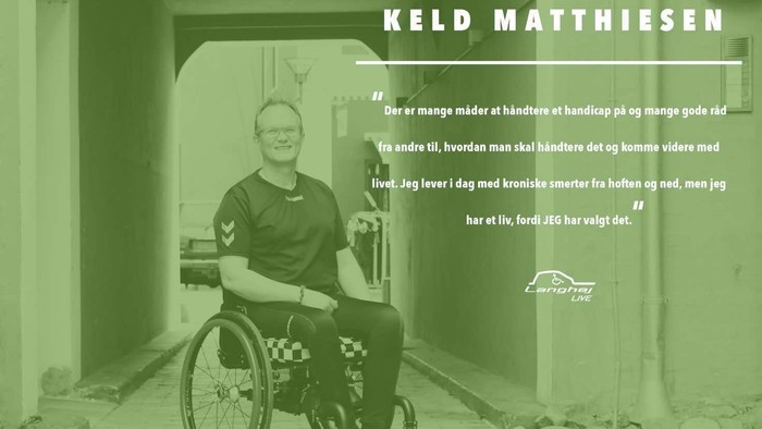 Keld Matthiesen sidder i håndstol i en hal og ser glade ud