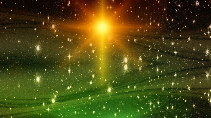 En stjerneskyer og sollys i en mørk himmel.