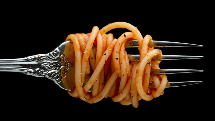 En gabel med spaghetti og tomatsoace.
