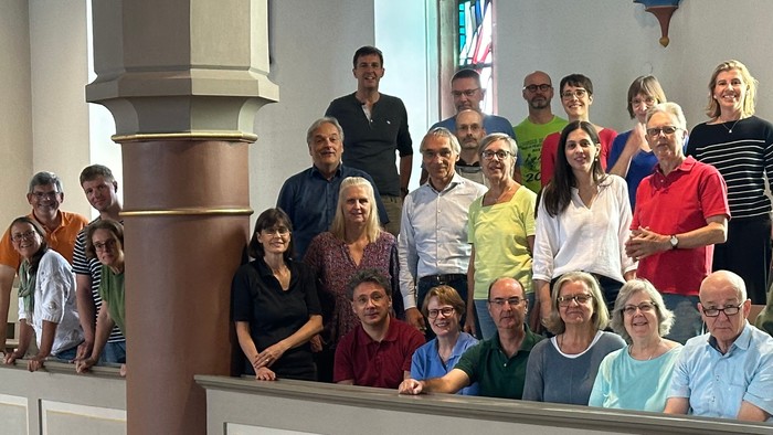 Eine Gruppe von Menschen posiert in einer Kirche für ein Gruppenfoto