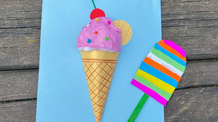 Die Abbildung zeigt zwei Bastelarbeiten zum Thema Eis auf einem hellblauen Hintergrund. Rechts ist ein bunt gestreiftes Eis am Stiel abgebildet und links eine 3D-Eistüte mit einer rosa Eiskugel, dekoriert mit bunten Streuseln, einer Waffel und Kirsche.