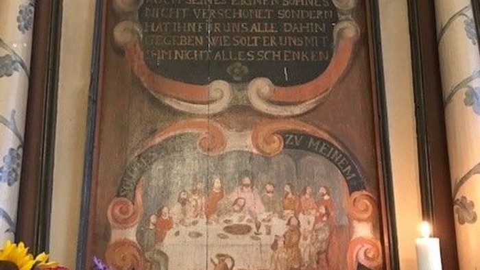 Kirchenaltar mit religiösem Gemälde und Kerze