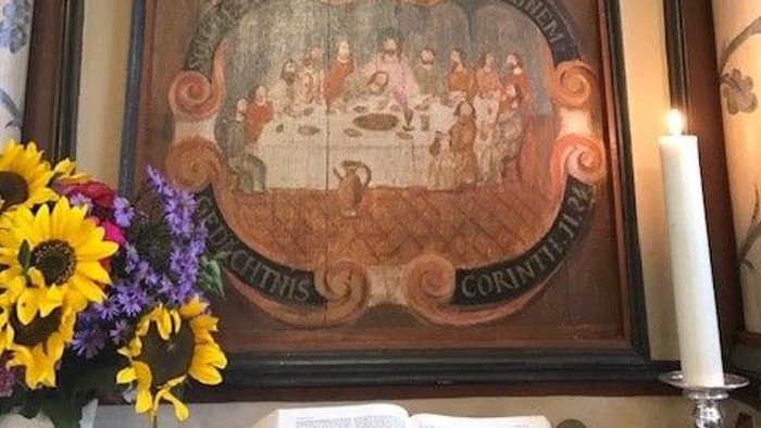 Kirchenaltar mit religiösem Gemälde und Kerze