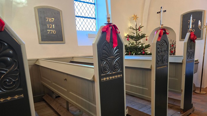 Kirkebænke med juleudsmykning