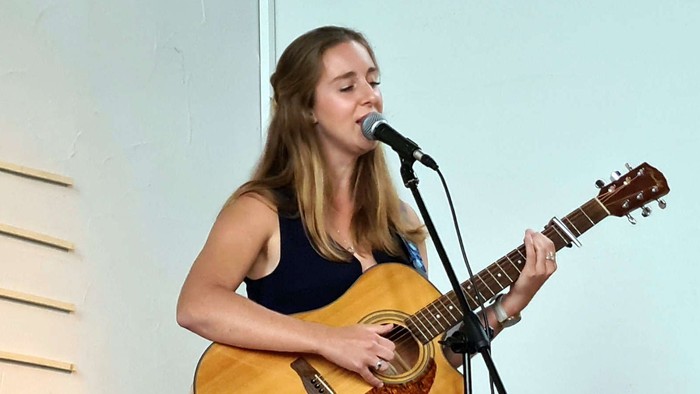Rachel Hill mit Gitarre auf der Bühne in der Evangelischen Kirche Herbede
