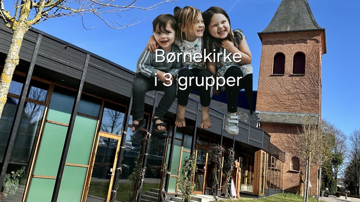 Tre børn smiler gladt, mens de klatrer på en stige ved en børnekirkearrangement i grupper.