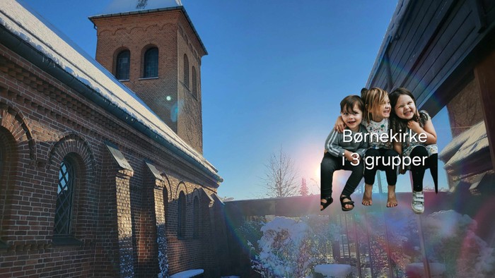 To børn springer på snø foran kirke