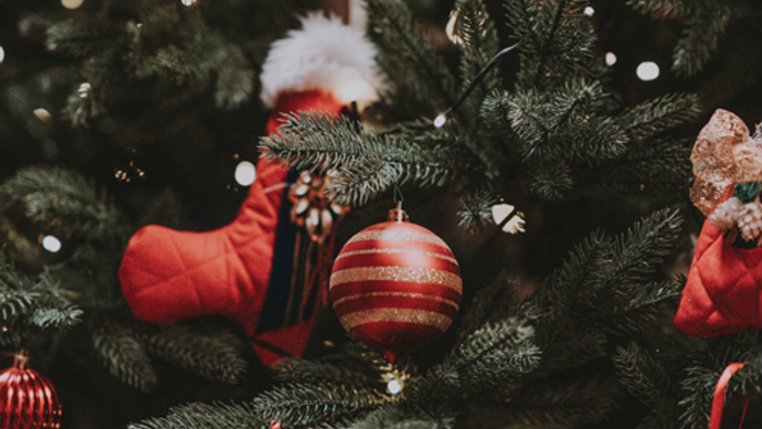 En juletree med røde og hvide pynt