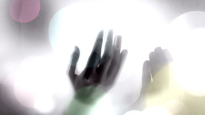 To hands udstraket mod en lyskilde.