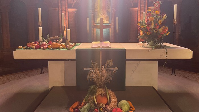 Festlich geschmückter Erntedank-Altar in der Apostel-Paulus-Kirche