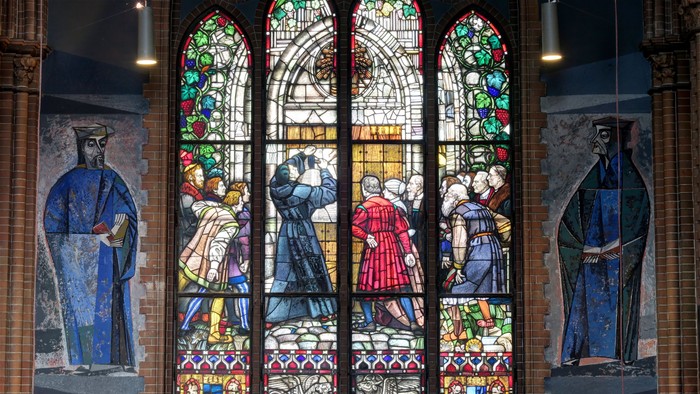 Reformationsfenster in der Apostel-Paulus-Kirche mit Thesenanschlag in Wittenberg