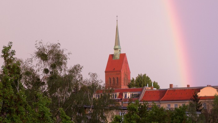 Regenbogen über der Kirche Zum Heilsbronnen