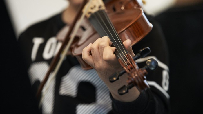 En person spiller violin.