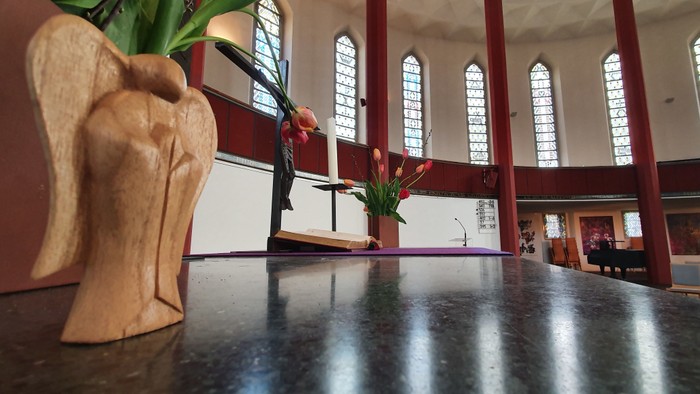 In der Kirche stehen zwei Blumensträuße auf dem Altar.