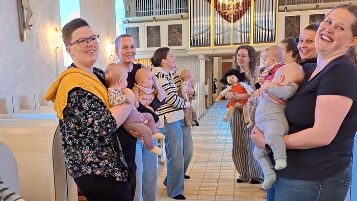 En gruppe af mennesker danser i en kirke