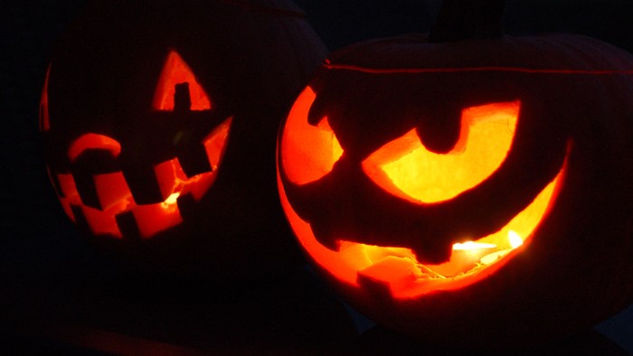 To halloweenly udskårne pumpker med glowende lygter indeni