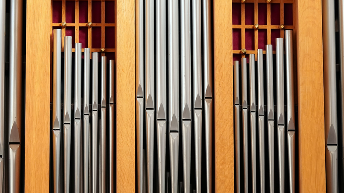 Orgel Frontansicht, schlicht, Pfeifen, Holzverstrebungen