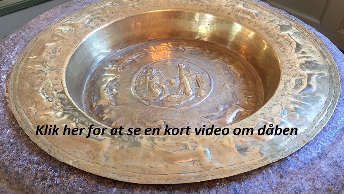 Guldfarvet smykke med indgraveret motiv på granitplade