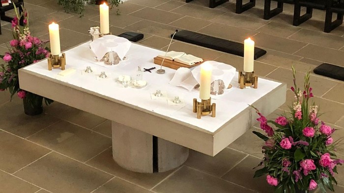 Ein Altar mit Kerzen, Blumen und religiösen Gegenständen