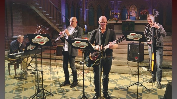 Die Band fiftysomething beim Konzert in der Apostel-Paulus-Kirche