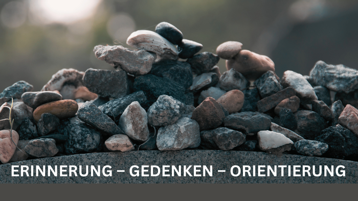 Gestapelte Steine vor einem unscharfen Hintergrund. Darunter sind die Informationen vom Gedenkgottesdienst an die Pogromnacht von 1938 enthalten. Diese Informationen sind im Kalendereintrag enthalten.